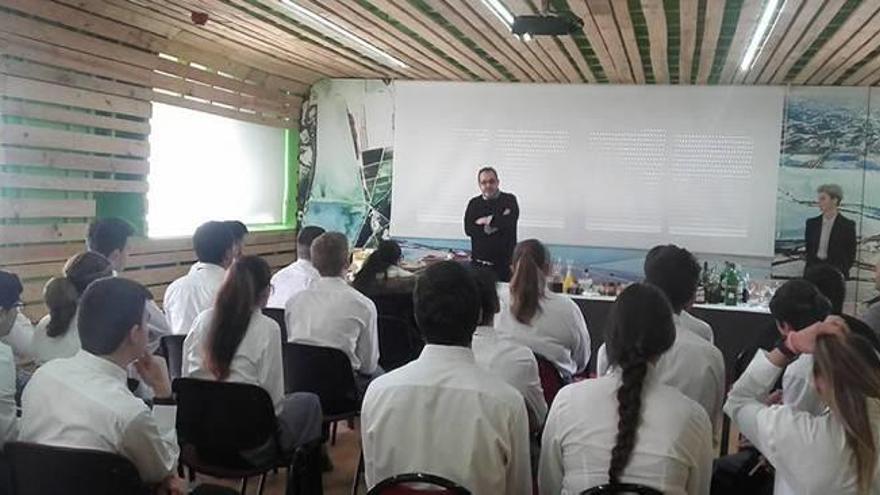 El alumnado tuvo una demostración en vivo del especialista en cócteles Félix Fernández.