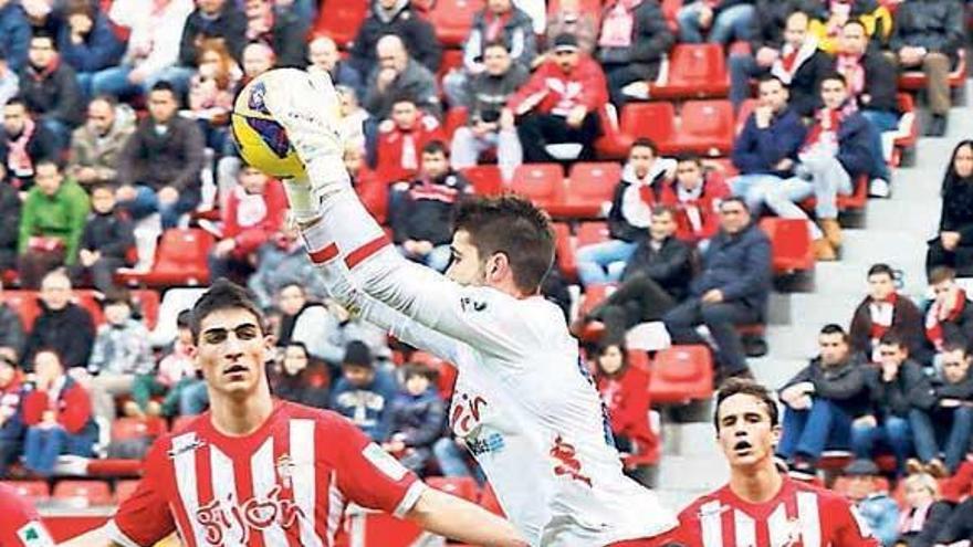 Cuéllar atrapa un balón protegido por Borja López.