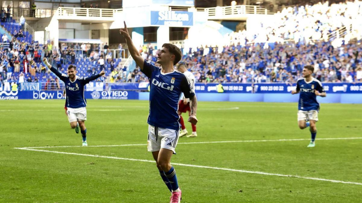 Jaime Seoane celebra un gol con el Oviedo.