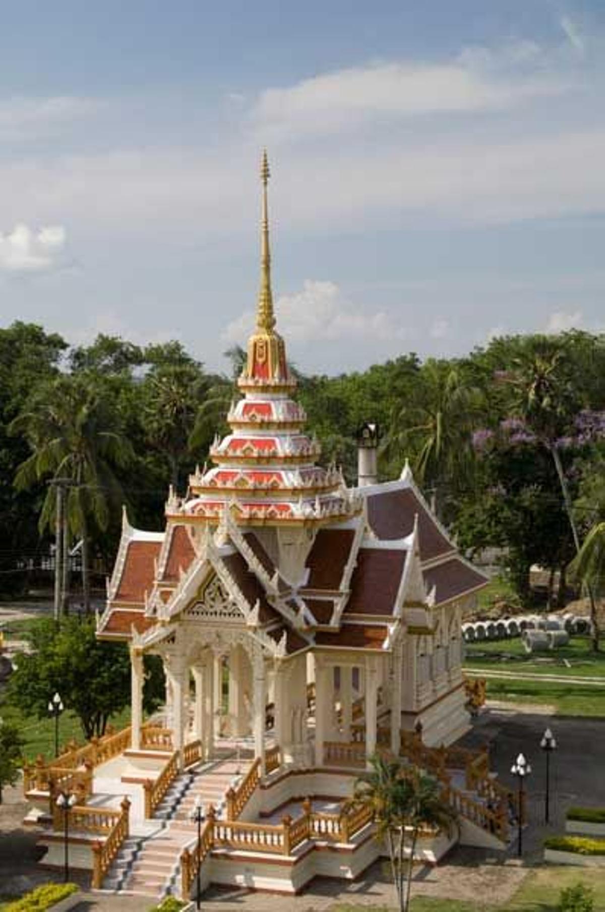 Vista exterior de uno de los edificios que forman parte del templo Wat Chalong.