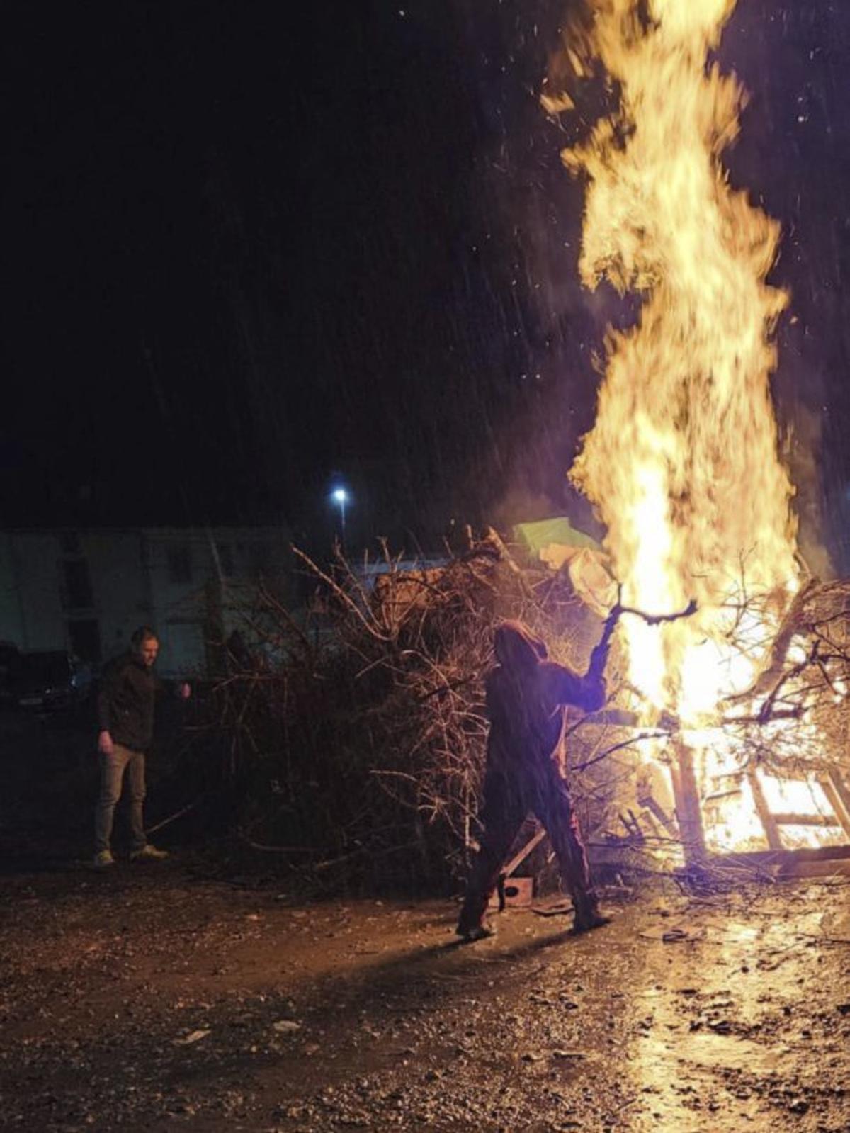 Los vecinos prenden la llama de las hogueras de San Antón