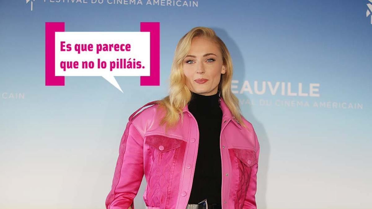 Sophie Turner con bocadillo cuore posando en rueda de prensa