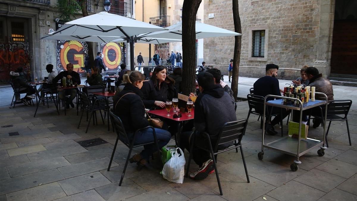 Terraza de la plaza Bonsuccès a la que se reclama que suprima dos mesas.