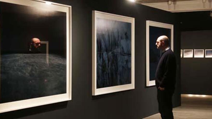 Un visitante observa algunas de las piezas que forman la exposición «14,24. The space between», de Juan Fabuel, en la Fundación Bancaja, ayer.