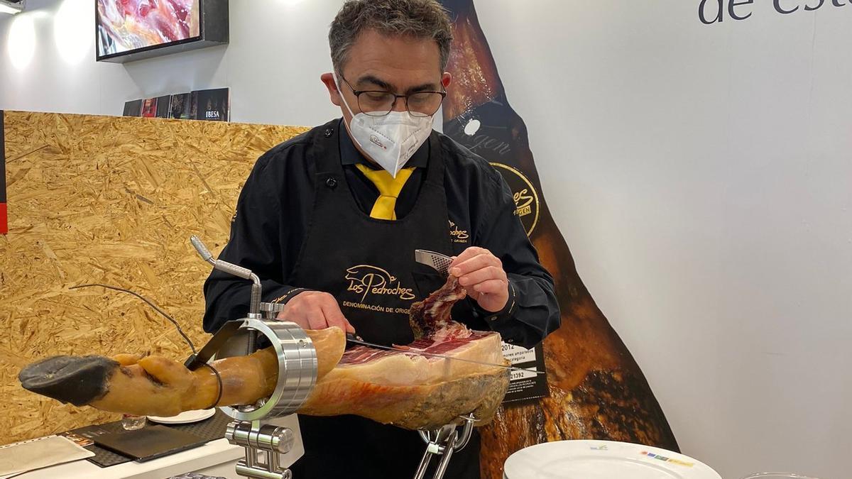 Un cortador de la Denominación de Origen Los Pedroches prepara un plato de jamón ibérico.