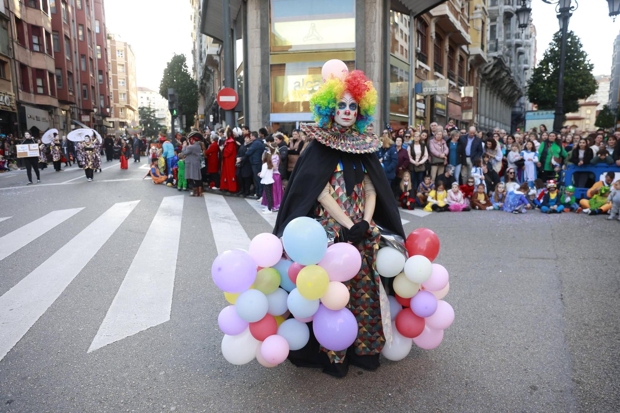 El Carnaval llena de color y alegría las calles de Oviedo