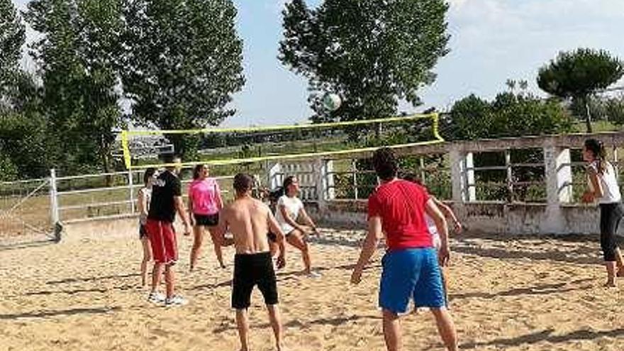 Jugando al voley playa en un descanso.