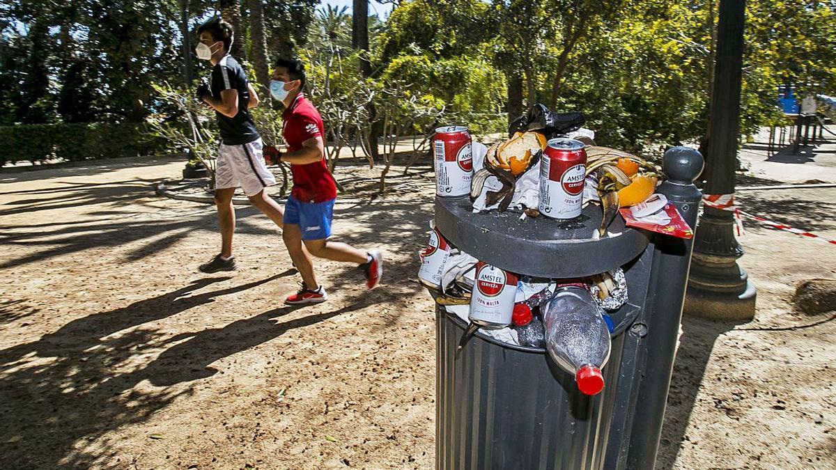 La basura se desborda en El Palmeral