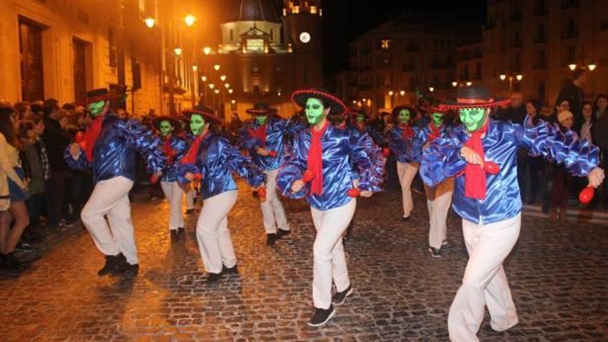 Varios de los participantes desfilaron por las céntricas calles de Alcoy disfrazados de las fichas, tableros o dados del juego del parchís.