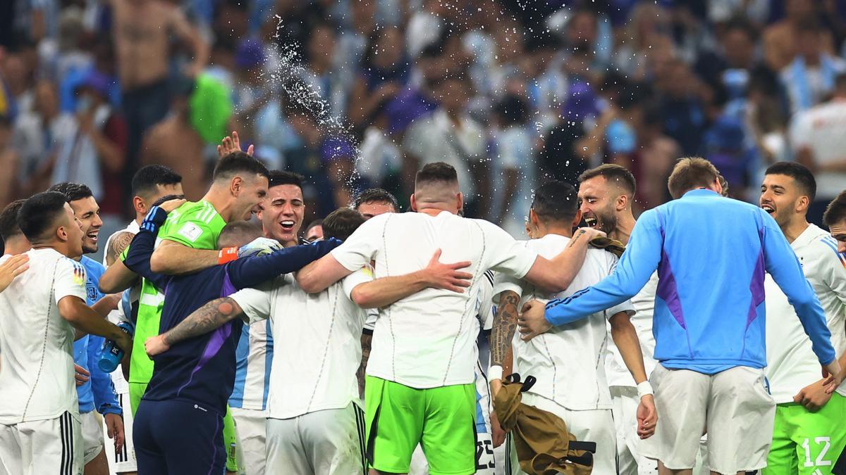 Los futbolistas argentinos celebran en un corro la clasificación.