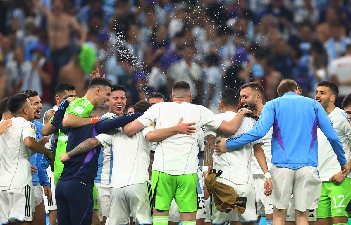 Los futbolistas argentinos celebran en un corro la clasificación.