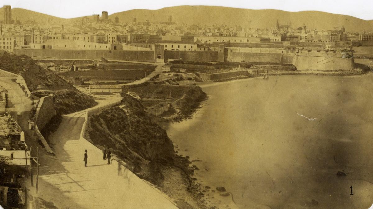 La playa de Sant Bertran, el portal de Santa Madrona y el baluarte del Rei desde el Morrot, en 1852