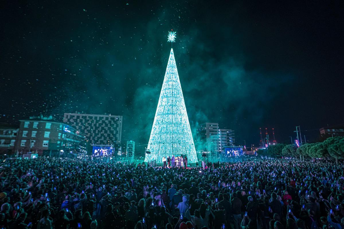 El superárbol de Navidad de Badalona. Badalona ha encendido ya las más de 82.000 luces píxel que componen su tan mediático ‘superárbol’ de Navidad.