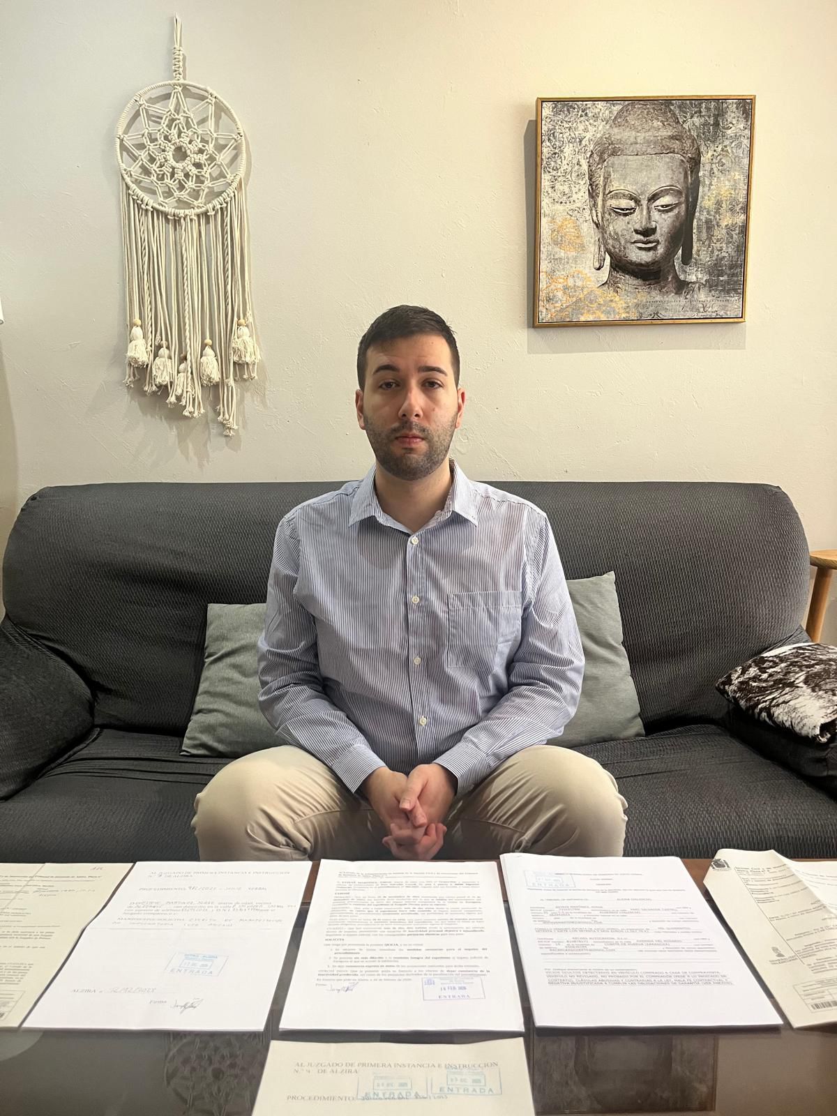 Jorge Esteve, en su domicilio, muestra los documentos de las reclamaciones presentadas.
