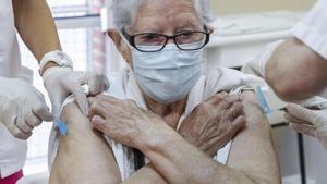 Una mujer se vacuna en 2022 en un centro de salud de Zaragoza