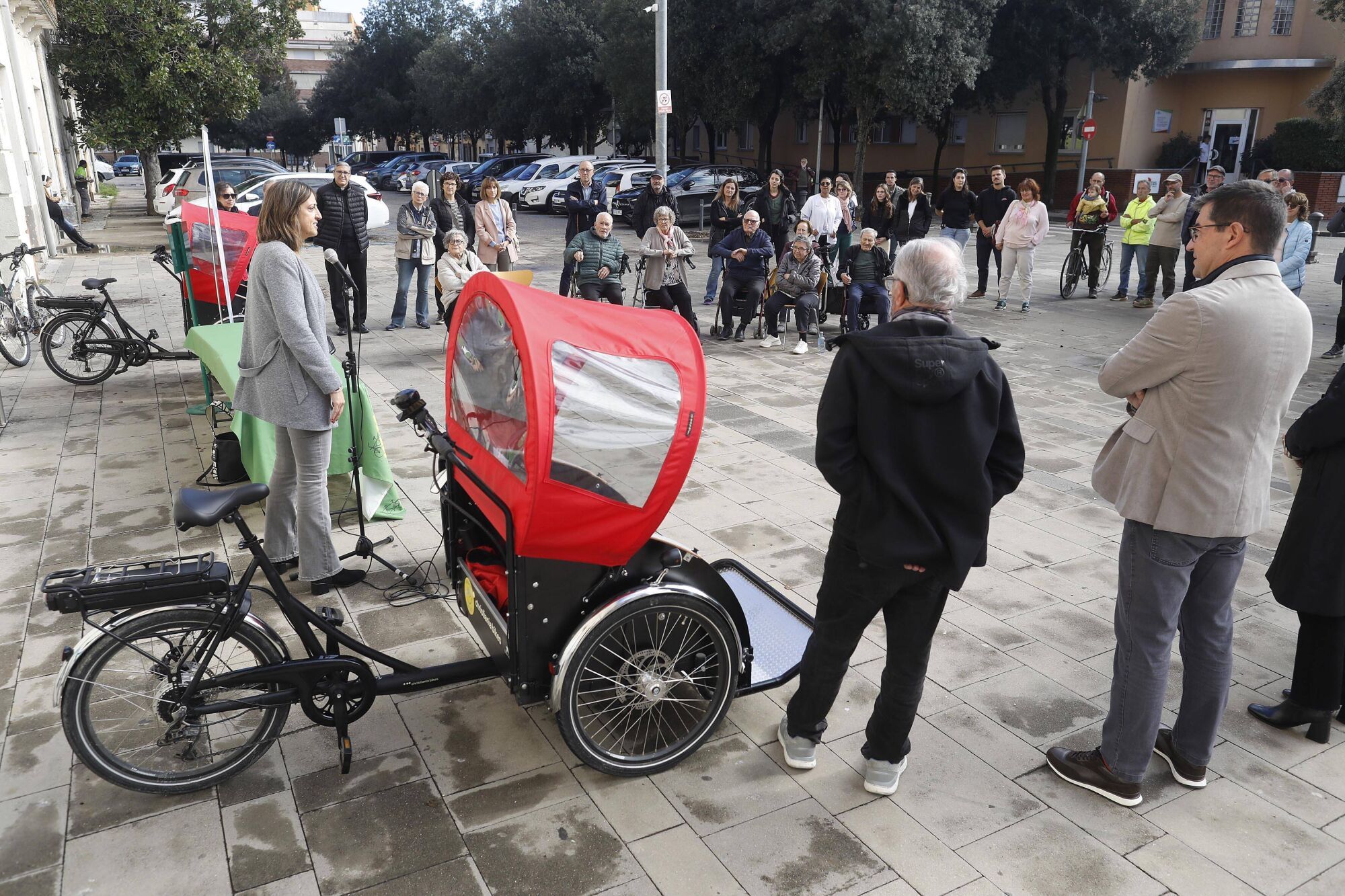Salt. Plaça de l’u d’octubre de 2017. Presentacio del projecte “En bici sense edat”. Tricicles per avis.
