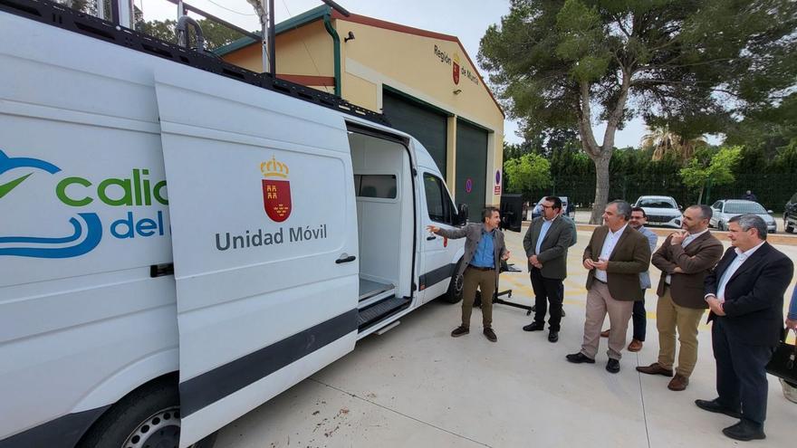 Juan María Vázquez visitó ayer junto al alcalde de Cieza, la Estación Móvil de Calidad del Aire en Acoy. | CARM