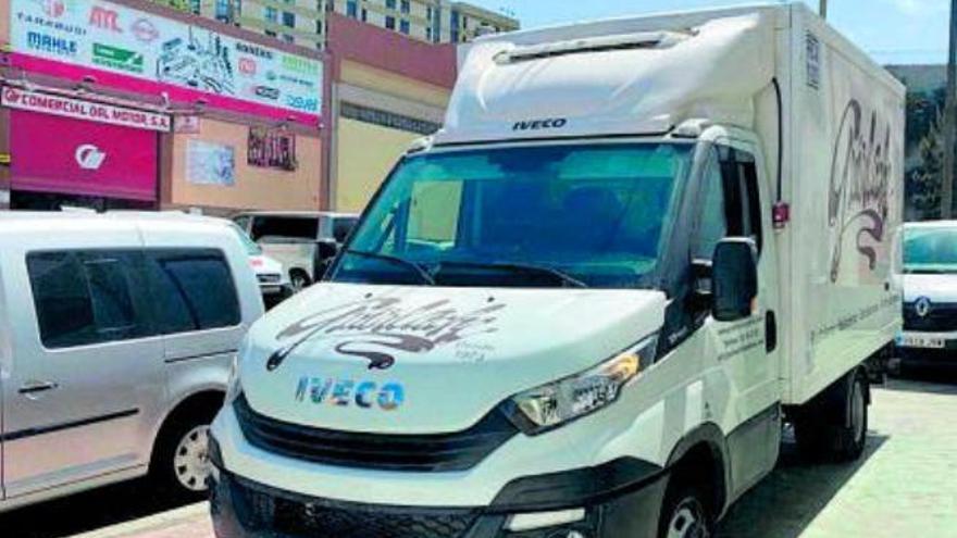 Camión Iveco Daily de la dulcería Guirlache que fue robado ayer en el barrio de Triana.