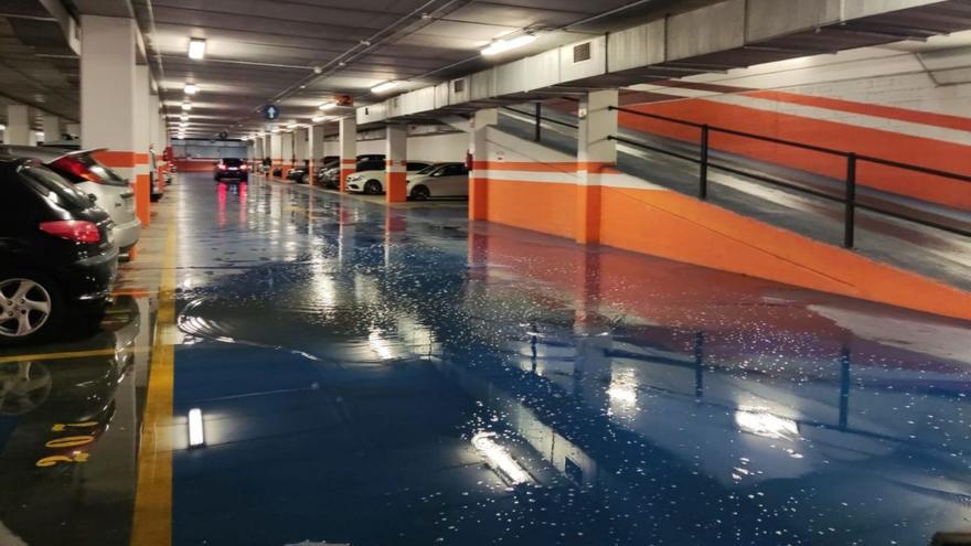 Charcos en el Párking Europa.  La lluvia de los últimos días se ha colado en el Párking Europa, que presenta enormes charcos, sobre todo en la planta baja y en la intermedia. El agua convierte las instalaciones en una peligrosa pista de patinaje tanto para los viandantes, que han de caminar con mucho cuidado para esquivar las «piscinas» y evitar resbalones, como para los coches, que derrapan sobre el pavimento mojado. | XPONTE