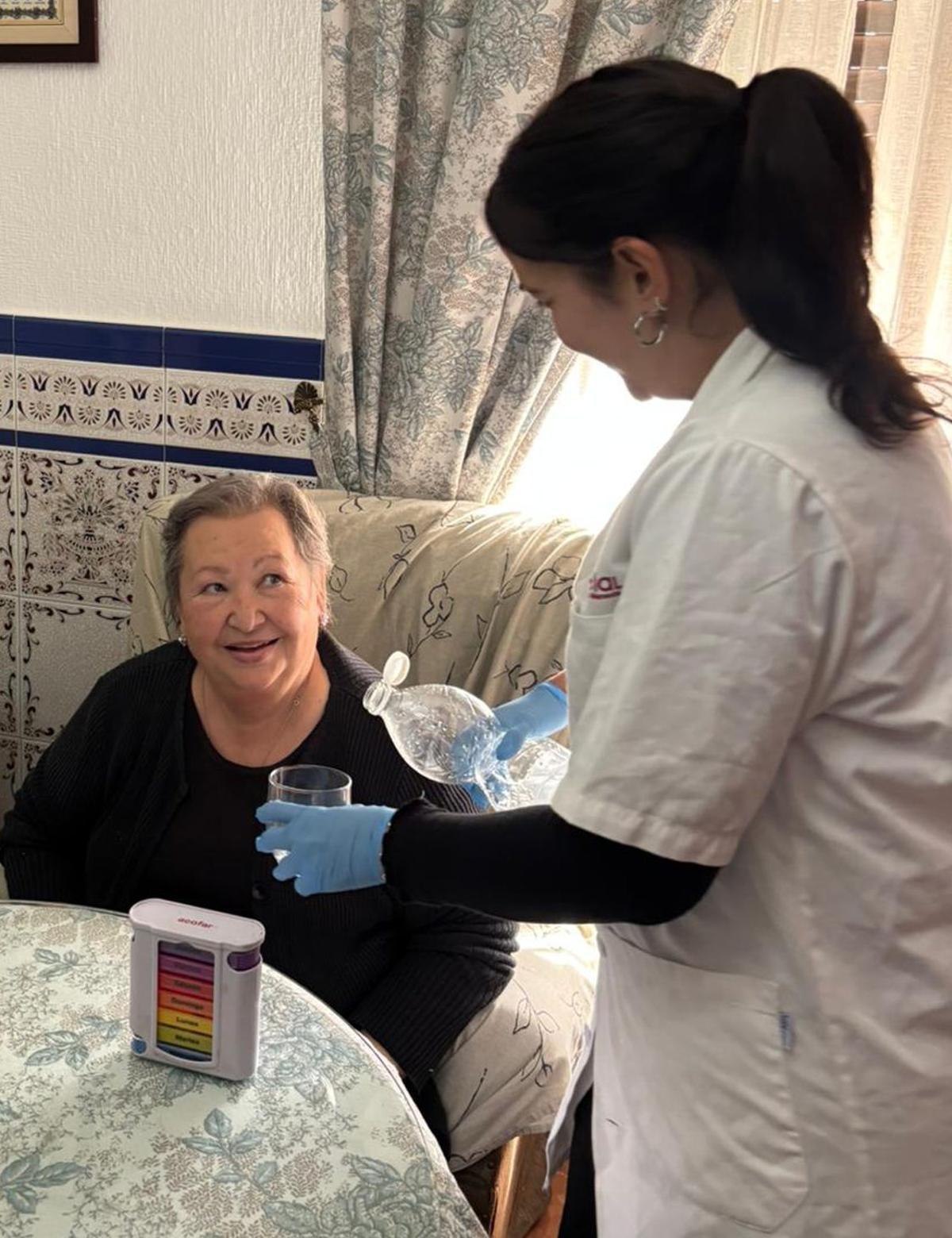 La ayuda a domicilio es una pieza clave del cuidado en la que la mayoría son mujeres. | CÓRDOBA