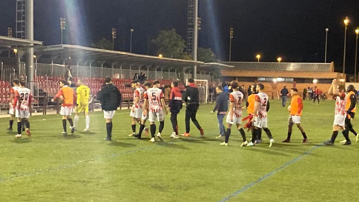 Los jugadores del Illueca aplauden a su afición.