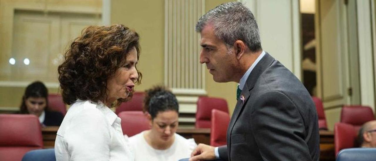 El vicepresidente Manuel Domínguez conversa con la consejera Matilde Asián en el Parlamento.