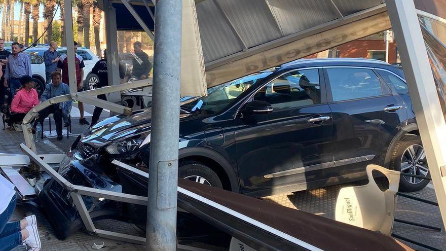 Cinco heridos al colisionar un coche contra la terraza de un bar en Burriana.
