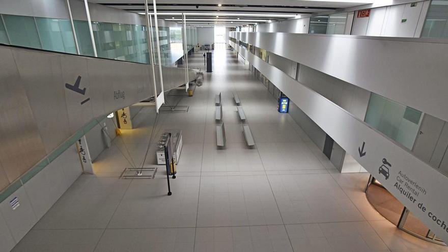El aeropuerto de Corvera apenas si tiene actividad a causa de la pandemia y dejará de recibir aviones la próxima semana.