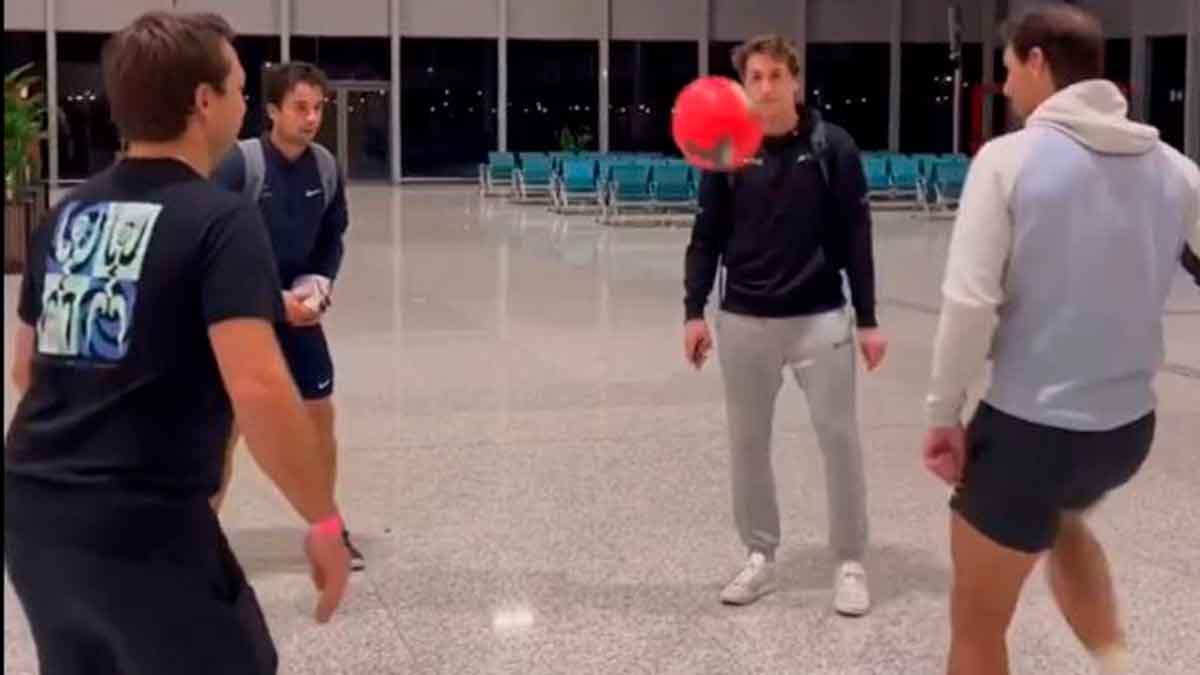 Rafa Nadal juega con un balón en le aeropuerto.