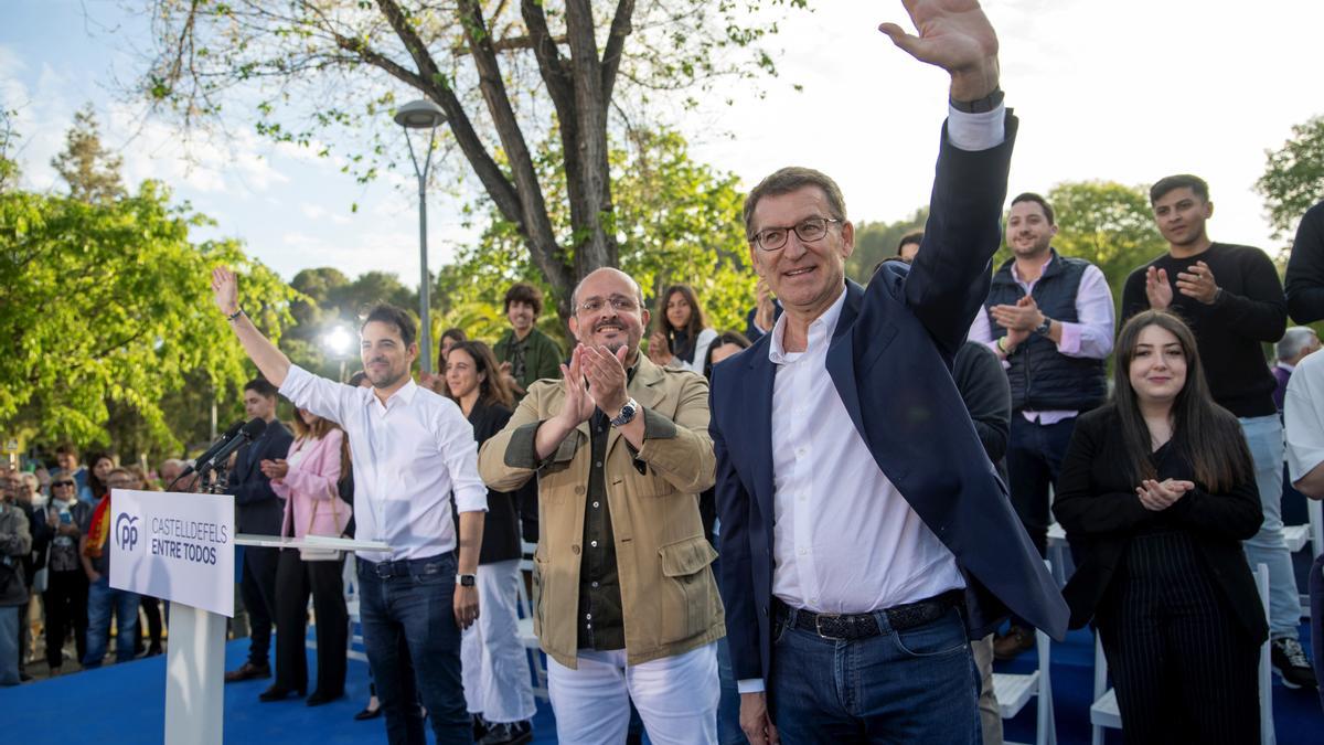 El presidente del Partido Popular, Alberto Núñez Feijoo, interviene junto al líder del PP catalán, Alejandro Fernández, en un acto en Castelldefels (Barcelona) el año pasado.