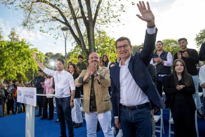 Alberto Núñez Feijóo interviene junto al líder del PP catalán, Alejandro Fernández, y el alcalde de Castelldefels, Manu Reyes, en un acto de la campaña de las municipales de 2023.