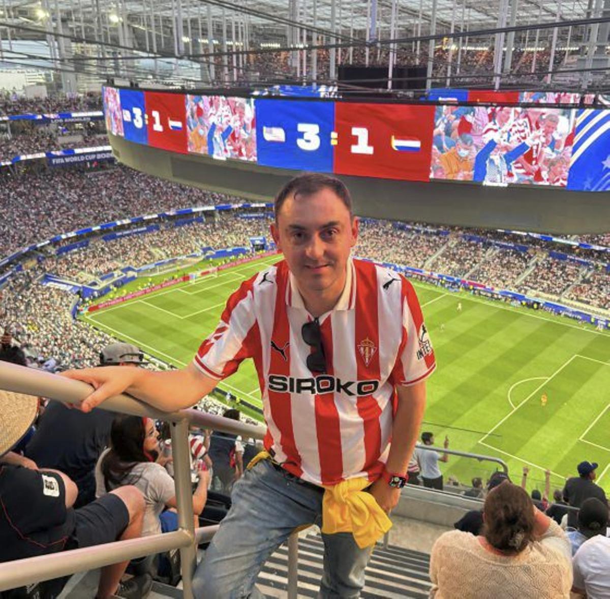 Diego posa durante el partido de Paraguay y Estados Unidos en  Los Ángeles.