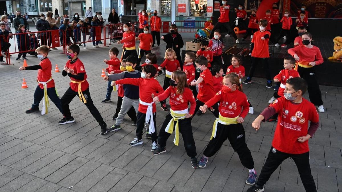En la fiesta del Nuevo Año Chino en Vila-real no faltaron las exhibiciones de artes marciales.