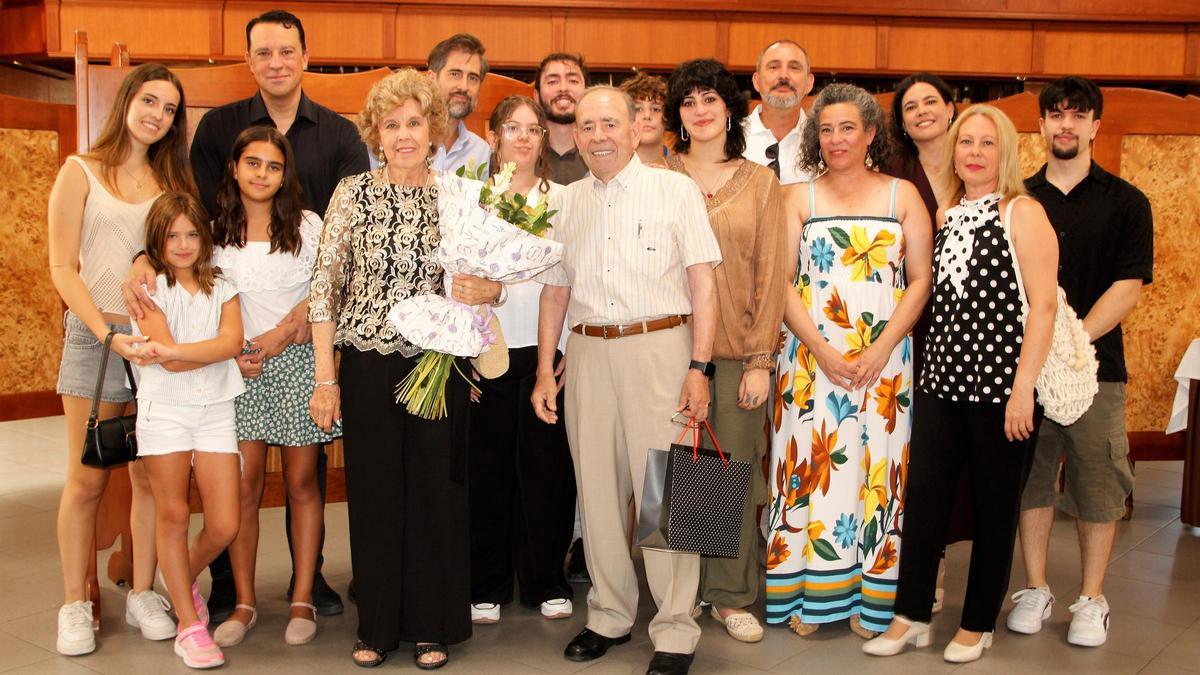 El homenajeado rodeado de su familia