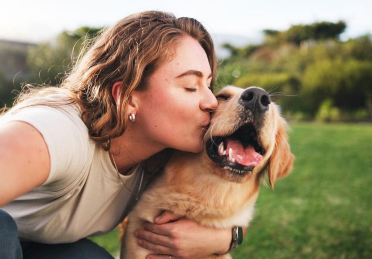 Una mujer abraza a su perro