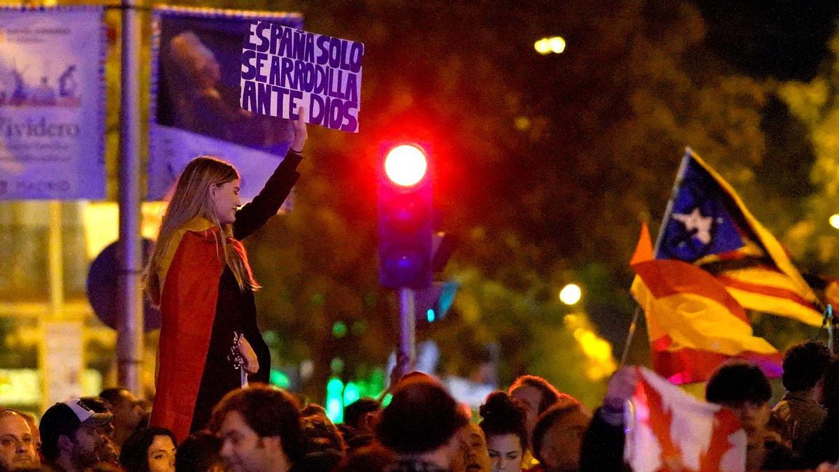 Undécima noche de escrache ante la sede federal del PSOE.