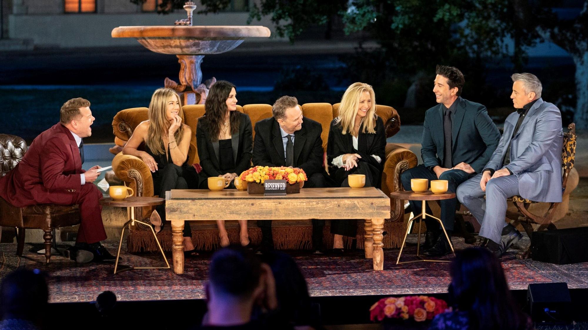 La reunión de 'Friends' confirma con una imagen que ha terminado el rodaje  ¡y volverán a la mítica fuente!