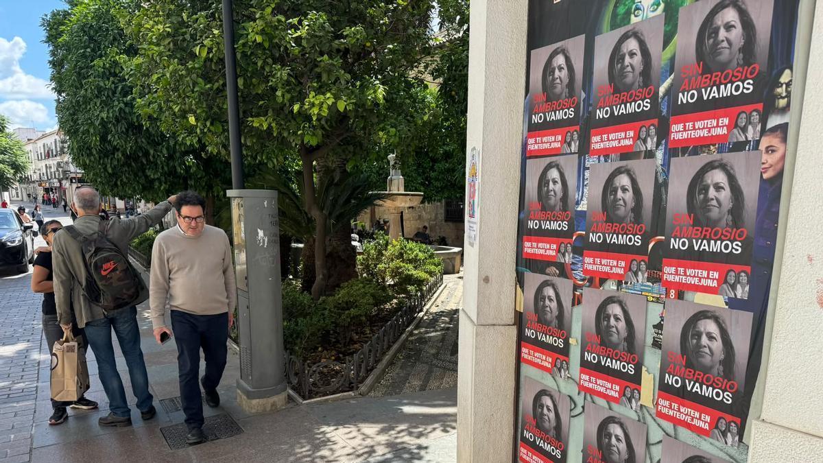 Carteles 'fake' de Isabel Ambrosio, en la calle San Pablo de Córdoba.