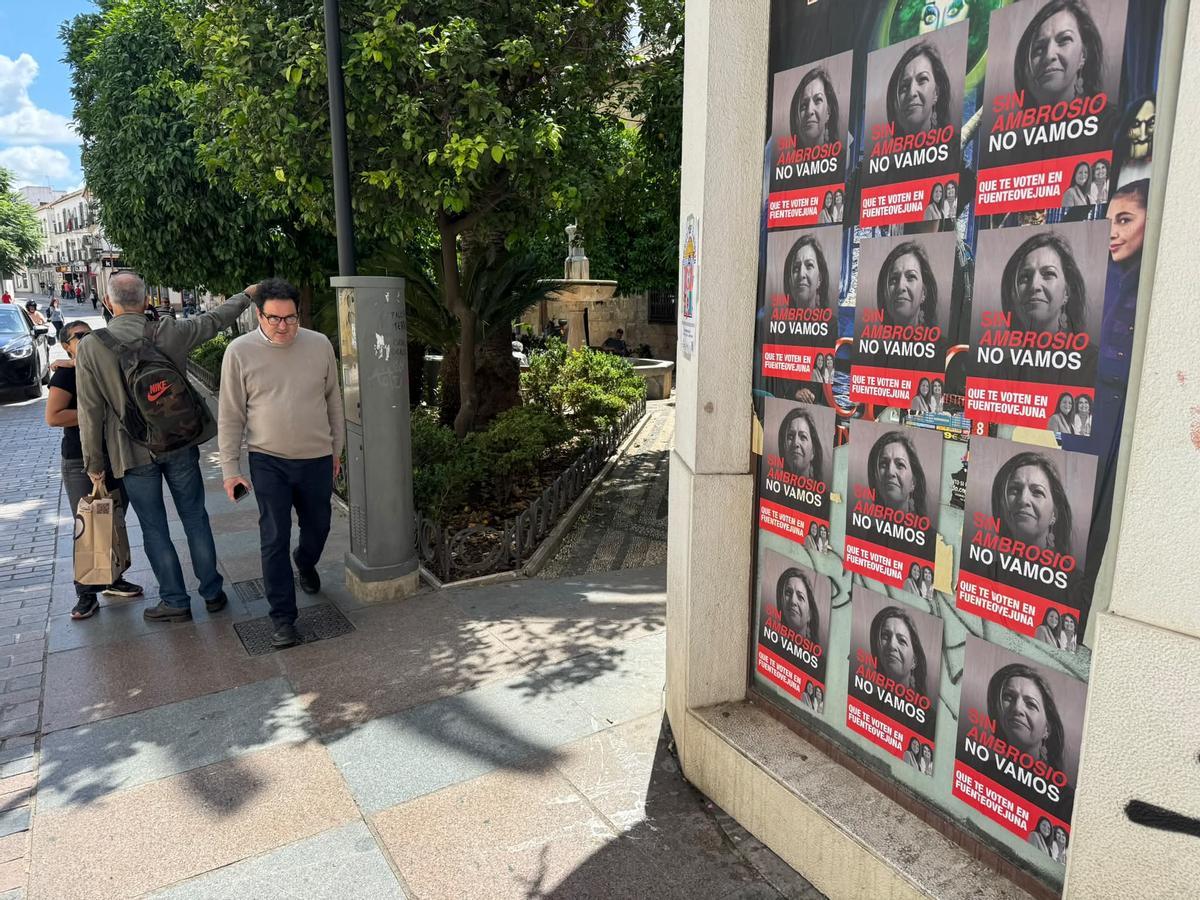 Carteles 'fake' de Isabel Ambrosio, en la calle San Pablo de Córdoba.