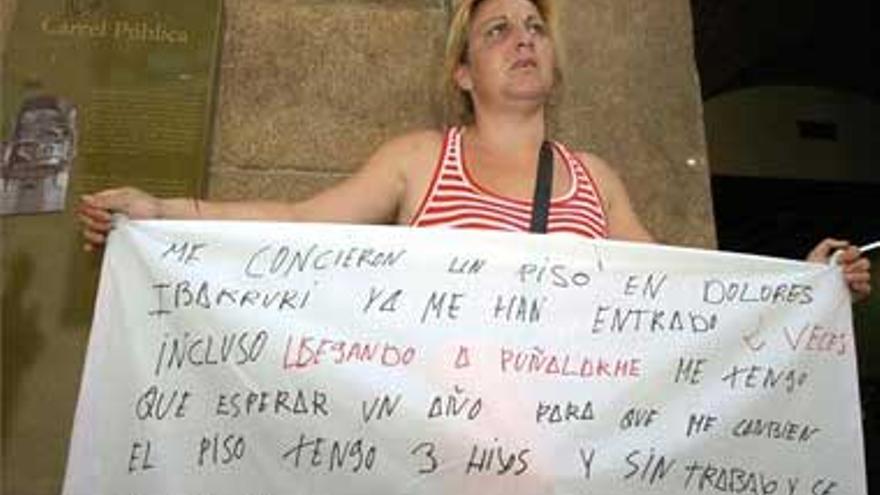 Una mujer protesta en la puerta del consistorio