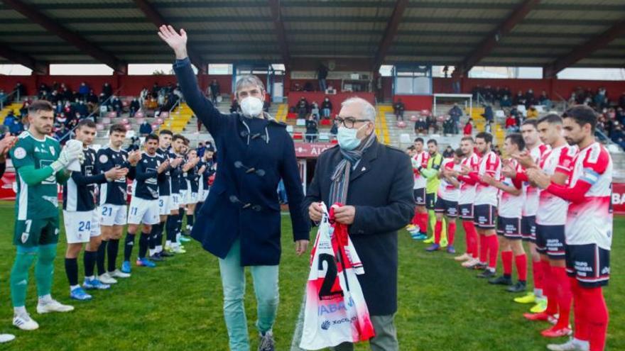 A Lomba homenajea a Gustavo Veloso tras 21 años como profesional