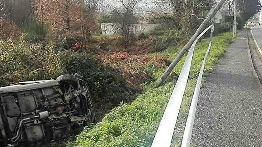 Accidente con vuelco frente al cementerio de Dorneda en 2019.