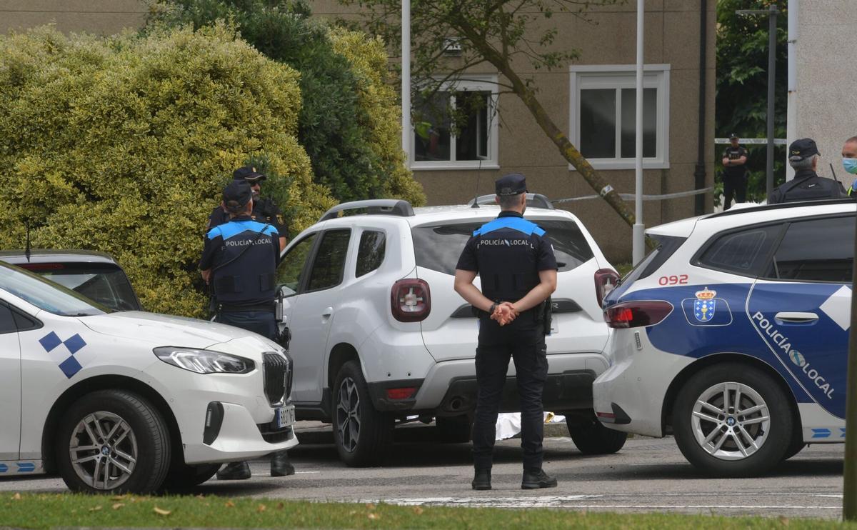 Policías nacionales y locales en la zona de Os Rosales, en A Coruña, donde un hombre ha sido apuñalado mortalmente en el cuello. Policías nacionales y locales en la zona de Os Rosales, en A Coruña, donde un hombre ha sido apuñalado mortalmente en el cuello.