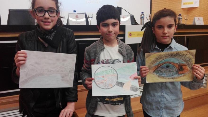 María González, Miguel Díaz y Nuria Otero, ganadores del concurso de la CHMS en el CEIP O Couto. // S.F.