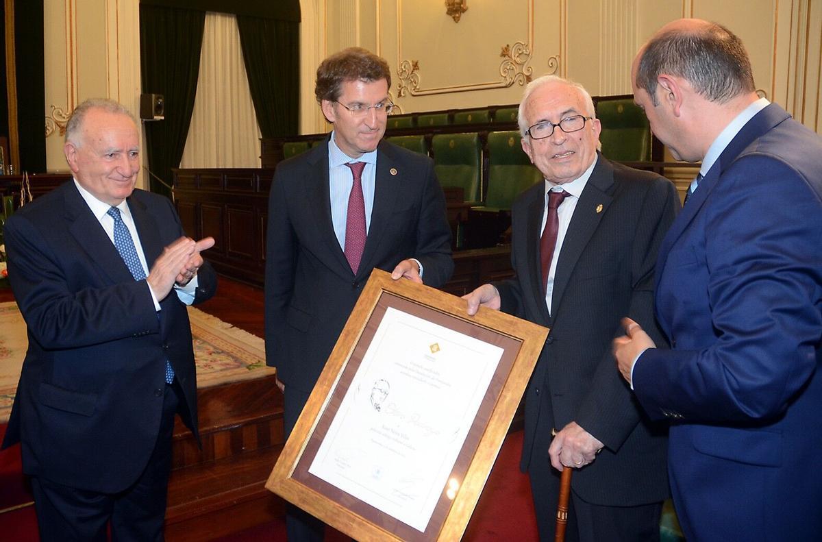 ENTREGA DE LA XXXVII EDICION DEL PREMIO OTERO PEDRAYO AL ESCRITOR XOSE NEIRA VILAS EN EL PAZO PROVINCIAL DE PONTEVEDRA. ALBERTO NUÑEZ FEIJOO, PRESIDENTE DE LA XUNTA DE GALICIA; RAFAEL LOUZAN, PRESIDENTE DE LA DIPUTACION PROVINCIAL DE PONTEVEDRA; EL PRESIDENTE DE LA REAL ACADEMIA GALEGA ( RAG ), XESUS ALONSO MONTERO (1I).. LITERATURA. GALICIA.