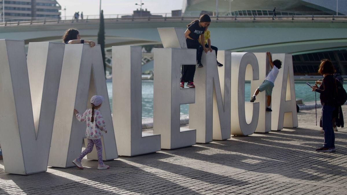València topónimo con acento, en la Ciutat de les Arts.