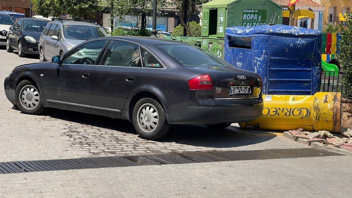 Estado del coche siniestrado tras chocar con el buzón.