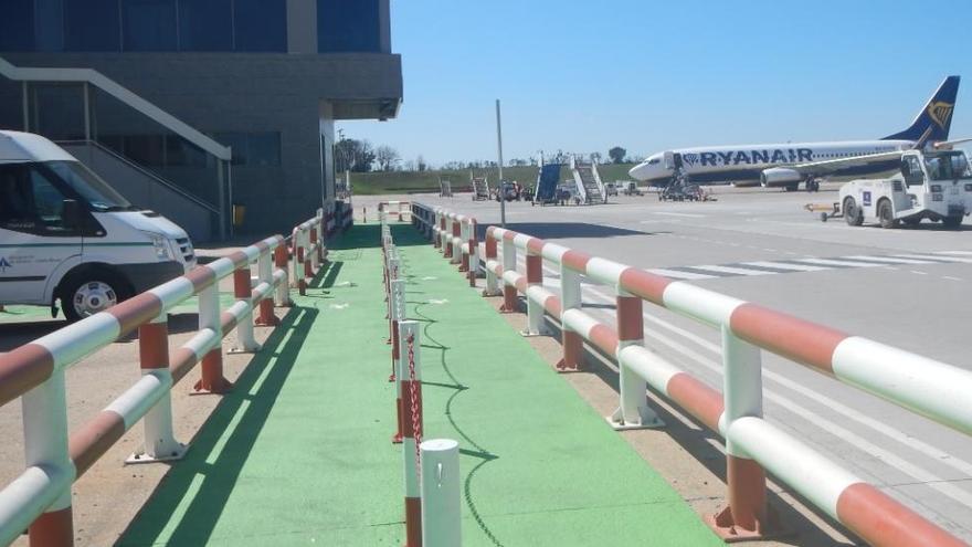 L&#039;aeroport de Girona millora la senyalització dels vials per als vianants