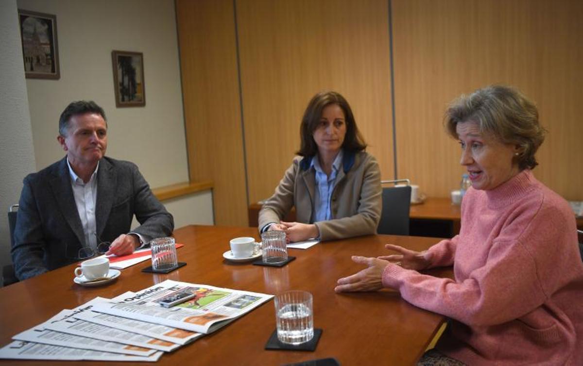 Castro y Benedicto escuchan una de las intervenciones de Sande durante la conversación. |   // CARLOS PARDELLAS