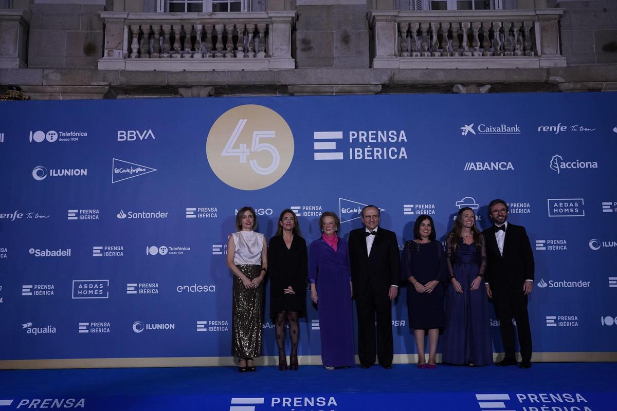 Ainhoa Moll, directora editorial y adjunta a la Presidencia de Prensa Ibérica; Raquel Sánchez, presidenta de Paradores; Arantza Sarasola, vicepresidenta de Prensa Ibérica; Javier Moll, presidente de Prensa Ibérica; Carolina Darias, alcaldesa de Las Palmas de Gran Canaria; Usoa Arregui, y Aitor Moll, consejero delegado de Prensa Ibérica.